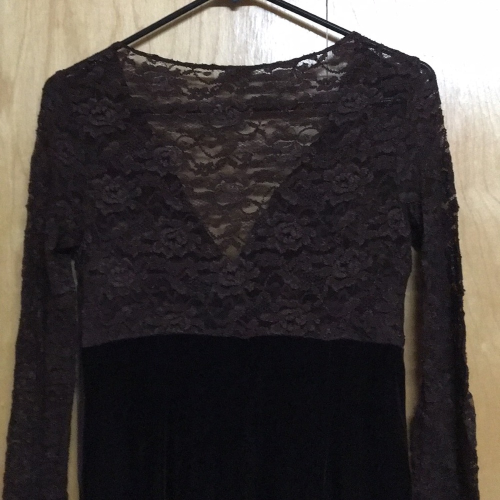 Velvet and lace dress by Muse - Picture 3 of 6
